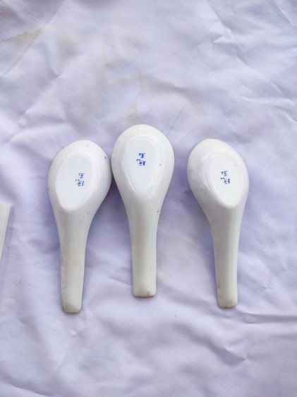 ช้อนกระเบื้องลายคราม ใต้ช้อนมีภาษาจีนเขียนว่า 玩玉  ขึ้นลายด้วยมือ มีทั้งหมด 3 คัน   งานเก่า เก่าเก็บ รูปที่ 2