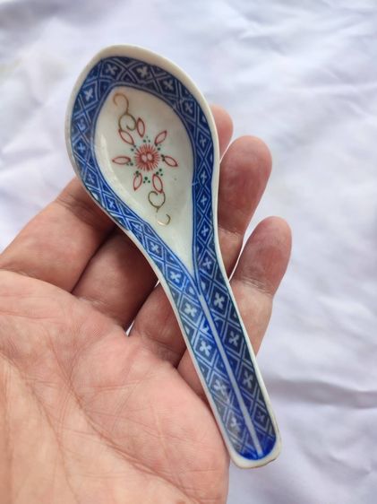 ช้อนกระเบื้องลายคราม ใต้ช้อนมีภาษาจีนเขียนว่า 玩玉  ขึ้นลายด้วยมือ มีทั้งหมด 3 คัน   งานเก่า เก่าเก็บ รูปที่ 7