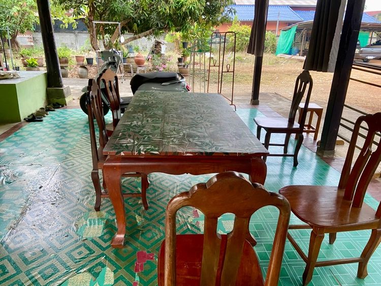 โต๊ะไม้สัก