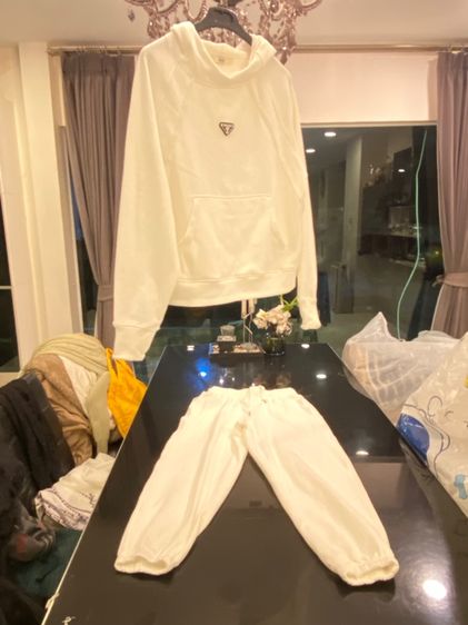 ปราด้าเสื้อและกางเกง สภาพใหม่เอี่ยม เนื้อผ้าดีมาก