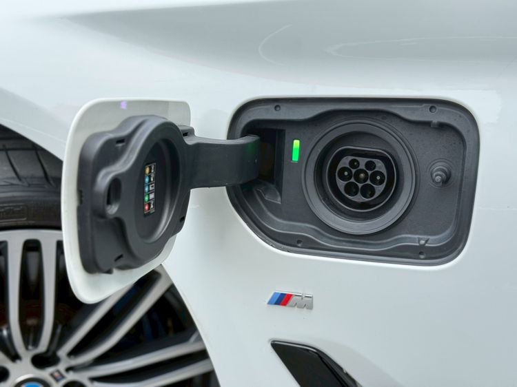 BMW Series 5 2018 530e Sedan ปลั๊กอินไฮบริด (PHEV) ไม่ติดแก๊ส เกียร์อัตโนมัติ ขาว รูปที่ 2