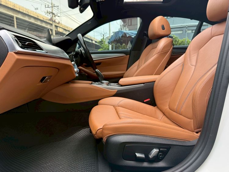 รถ BMW Series 5 530e สี ขาว