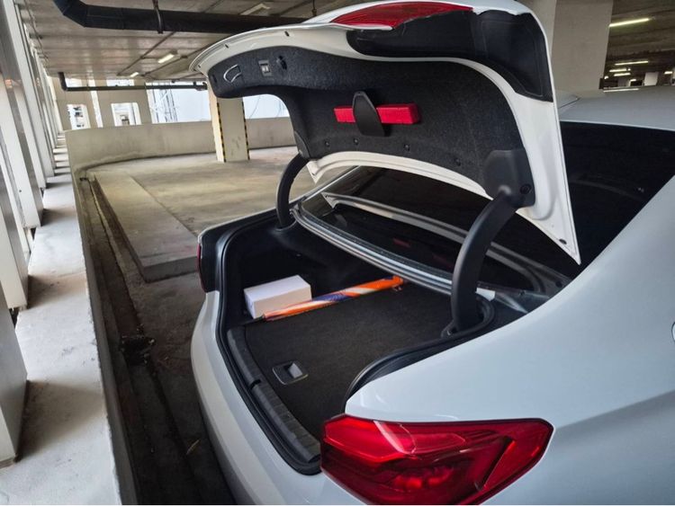 BMW Series 5 2020 530e Sedan ปลั๊กอินไฮบริด (PHEV) เกียร์อัตโนมัติ ขาว รูปที่ 4