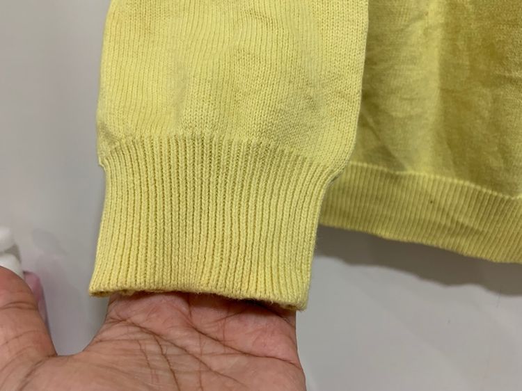 เสื้อกันหนาว LACOSTE แท้ 💯 size 3 ขนาด อก 21.5 ยาว 27 นิ้ว สภาพดีมาก สีเหลืองดีเทลสวย เนื้อผ้าดีมาก สวยเรียบๆ หายากน่าสะสมครับ รูปที่ 4
