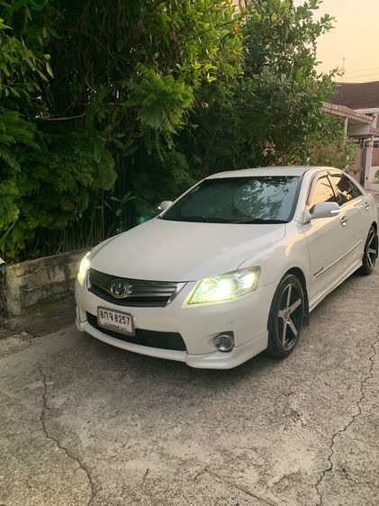 รถ Toyota Camry 2.5 Hybrid สี ขาว