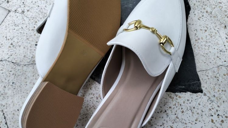 รองเท้าทรง flat มือ 1 ทรงสวย สีขาว รูปที่ 4