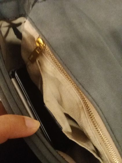 กระเป๋าสะพายแบรนด์ดังทรงกำลังฮิต สภาพดี รูปที่ 4