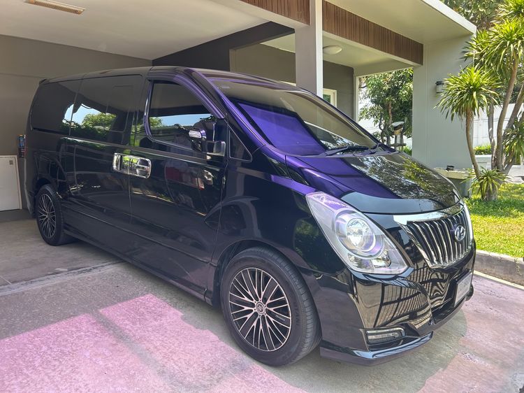 Hyundai H-1  2017 2.5 Elite Van ดีเซล ไม่ติดแก๊ส เกียร์อัตโนมัติ ดำ รูปที่ 2