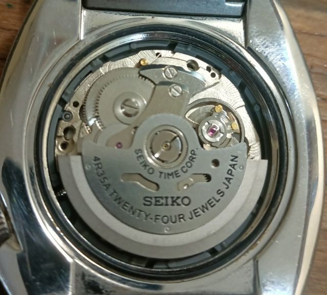 ขายนาฬิกามือสอง SEIKO Prospex Divers 200m.Men's Automatic ตะพาบดำ เครื่อง 4r35 เดินปรกติ ขนาดหน้า 43-47มม.รวมยม.สายยาวสภาพสวย ใส่ลุย กันน้ำ  รูปที่ 4
