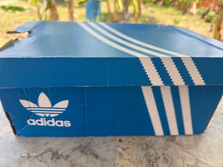 รองเท้าอาดิดาส