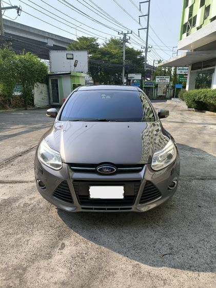 รถ Ford Focus 2.0 Sport สี น้ำตาล
