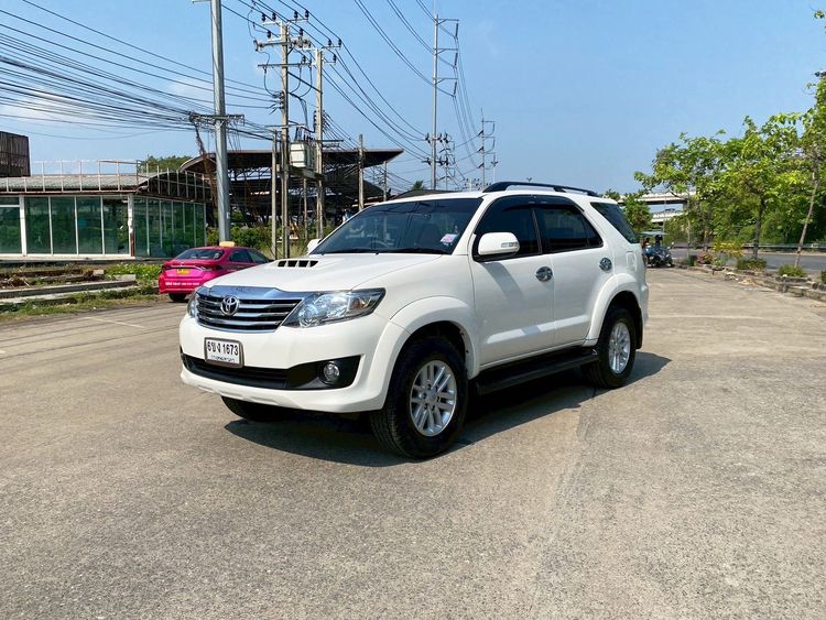 รถ Toyota Fortuner 2.5 G สี ขาว