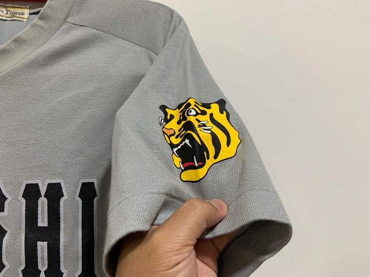 เสื้อกีฬาคอวี HANSHIN TIGERS แท้ 💯 size ขนาด อก 20.5 ยาว 27.5 นิ้ว สภาพดี ดีเทลสวย เนื้อผ้าดีมากนิ่มใส่สบาย หายากน่าสะสมครับ รูปที่ 3