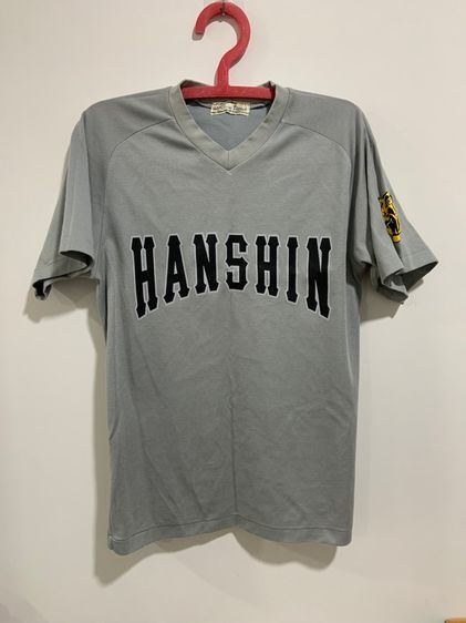 เทา อื่นๆ แขนสั้น อื่นๆ อื่นๆ เสื้อกีฬาคอวี HANSHIN TIGERS แท้ 💯 size ขนาด อก 20.5 ยาว 27.5 นิ้ว สภาพดี ดีเทลสวย เนื้อผ้าดีมากนิ่มใส่สบาย หายากน่าสะสมครับ