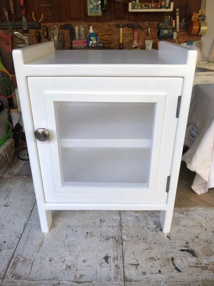 ตู้กับข้าวไม้สีขาวขนาดเล็ก