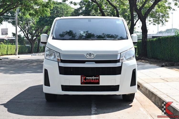 Toyota Hiace 2022 2.8 economy Van ดีเซล ไม่ติดแก๊ส เกียร์ธรรมดา ขาว รูปที่ 2