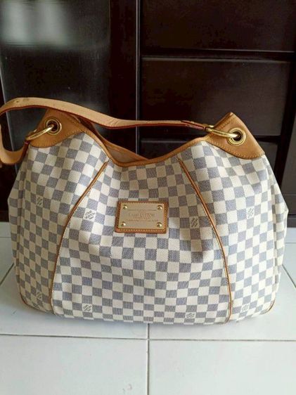 กระเป๋าLouis Vuitton GallieraSizeGMDamierAzurสีขาวฟ้าสว่างสภาพ90 ไม่มีการ์ดใบเสร็จ สวย ขายตามสภาพสะอาดมาก ราคา19000 บาท คุณอารดา 0814289009