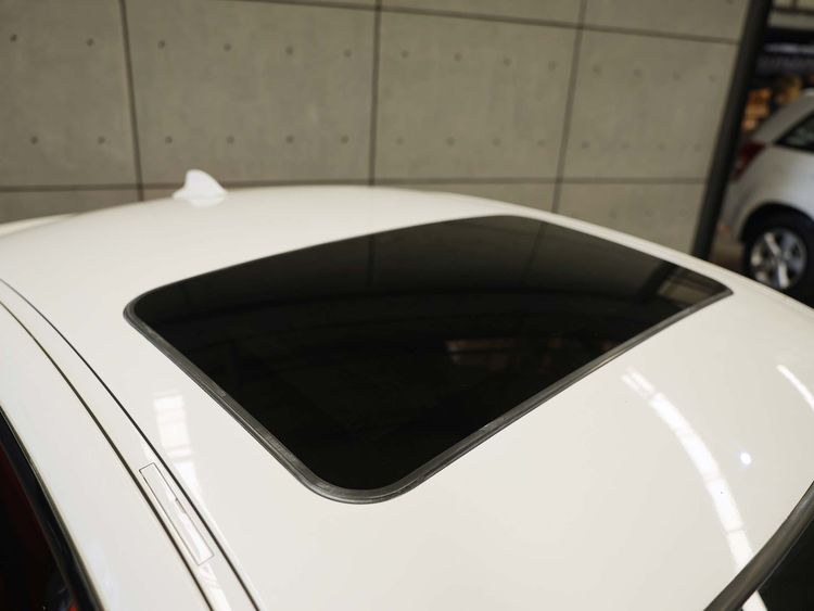 BMW Series 3 2009 325i Sedan เบนซิน ไม่ติดแก๊ส เกียร์อัตโนมัติ ขาว รูปที่ 3