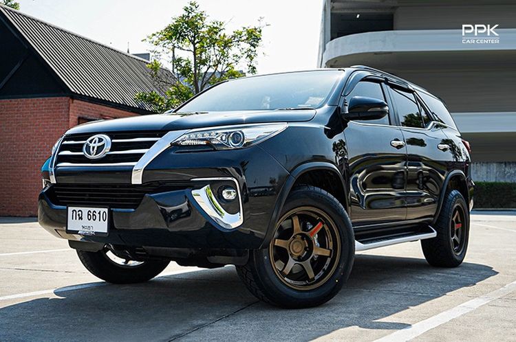 รถ Toyota Fortuner 2.4 V สี ดำ