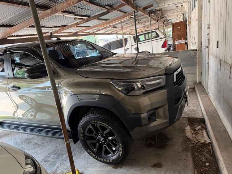 รถ Toyota Hilux Revo 2.4 Prerunner G Rocco สี น้ำตาล