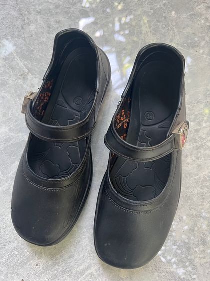 รองเท้านักเรียนหญิงมือสองสภาพดี