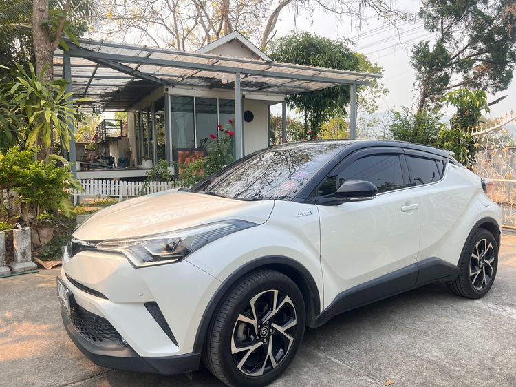 Toyota C-HR 1.8 HV Hi ตัว Top สุด ปี 2018 สีขาว สภาพนางฟ้า