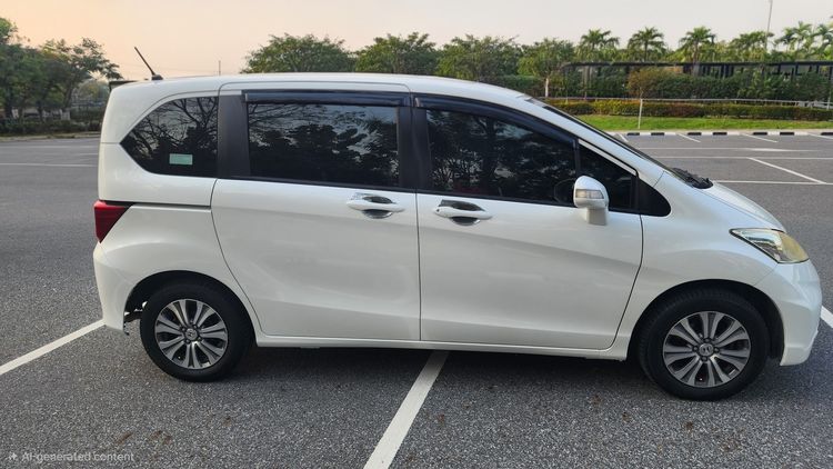 รถ Honda Freed 1.5 E สี ขาว