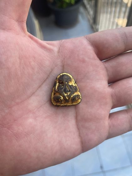 พระปิดตาวัดกำแพงชลบุรีเนื้อกะลา รูปที่ 2