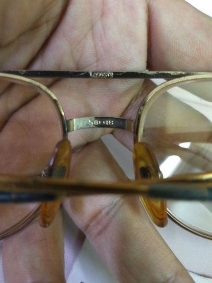 แว่ตาLACOST 58 18 140 กว้าง 140 ม.ขาสปริง เลนส์ มีค่าสายตา กรอบ ข้างหน้า กับตรงที่เกี่ยวหูสีเขียว เอาไปใส่เลนส์ ใหม่ได้เลยครับ รูปที่ 4