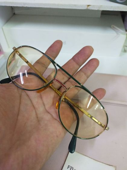 แว่ตาLACOST 58 18 140 กว้าง 140 ม.ขาสปริง เลนส์ มีค่าสายตา กรอบ ข้างหน้า กับตรงที่เกี่ยวหูสีเขียว เอาไปใส่เลนส์ ใหม่ได้เลยครับ รูปที่ 2