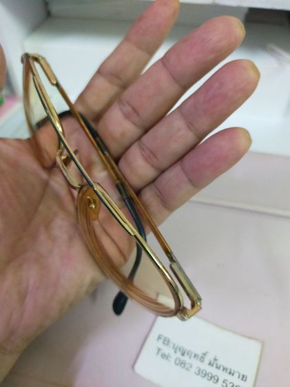 แว่ตาLACOST 58 18 140 กว้าง 140 ม.ขาสปริง เลนส์ มีค่าสายตา กรอบ ข้างหน้า กับตรงที่เกี่ยวหูสีเขียว เอาไปใส่เลนส์ ใหม่ได้เลยครับ รูปที่ 9