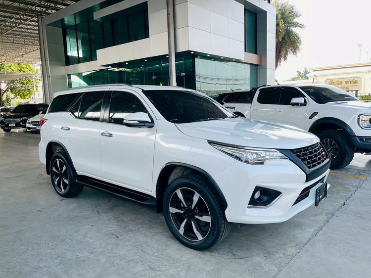 Toyota Fortuner 2016 2.8 V TRD Sportivo Utility-car ดีเซล ไม่ติดแก๊ส เกียร์อัตโนมัติ ขาว รูปที่ 2
