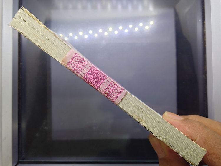 ธนบัตรยกแหนบ 100 ใบ เรียงเลข ธนบัตร 10 บาท แบบ 12 ทรงม้า ไม่ผ่านใช้ ติดเหลืองบางๆ รูปที่ 4