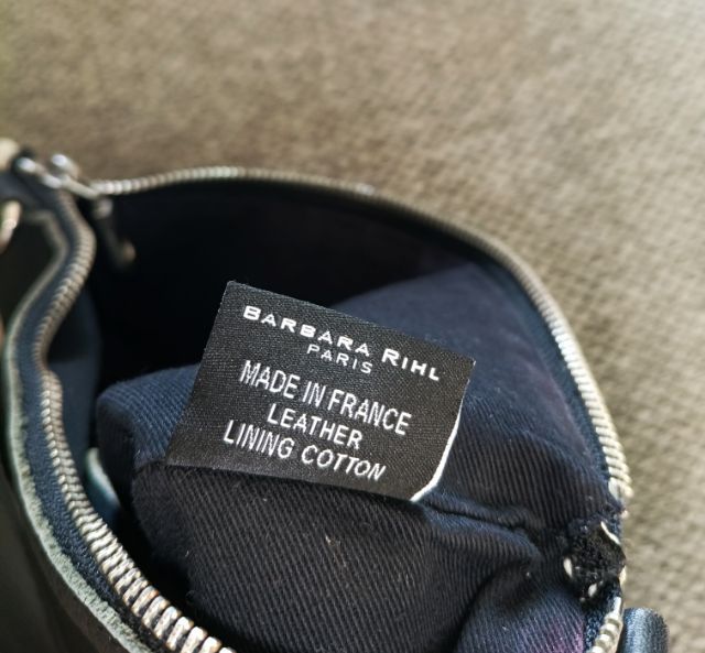 กระเป๋าแบรนด์ Barbara Rihl Paris ด้านหลังเป็นหนังแท้ ผลิตในฝรั่งเศส (Made in France)

 รูปที่ 4