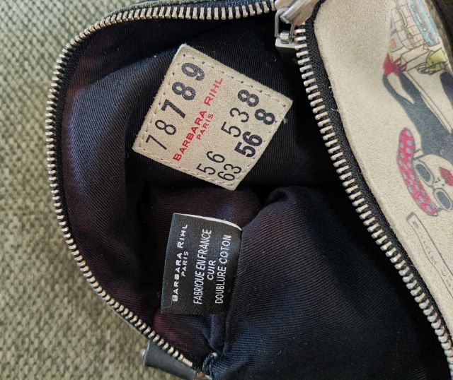 กระเป๋าแบรนด์ Barbara Rihl Paris ด้านหลังเป็นหนังแท้ ผลิตในฝรั่งเศส (Made in France)

 รูปที่ 3