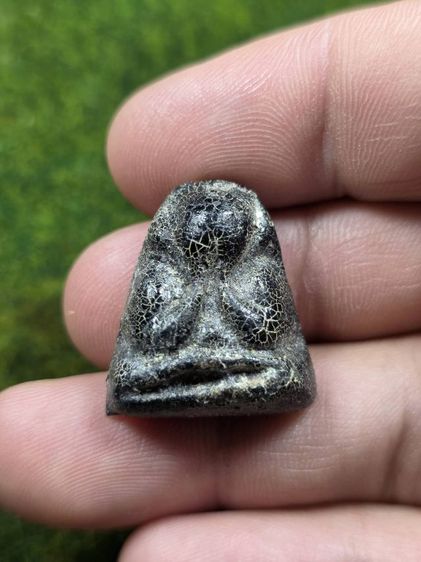 พระปิดตาแตกลายงาเก่าๆ