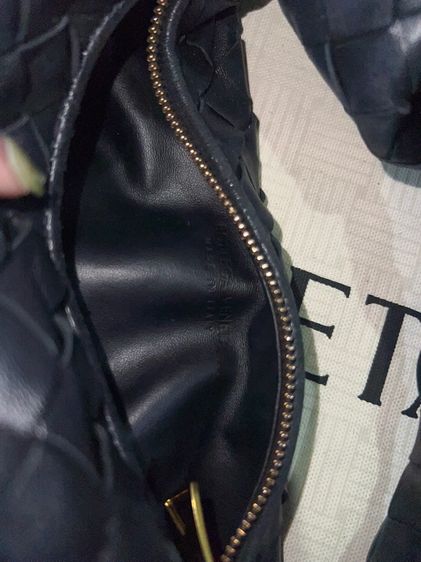 Bottega Veneta Mini Jodie in Black (Gold hardware) รูปที่ 7