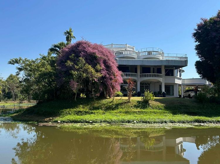 บ้านหลังใหญ่พร้อมที่ดิน