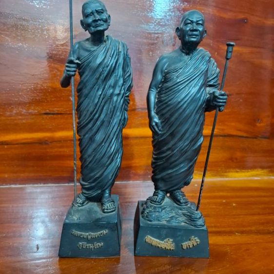 พระบูชายืนหลวงปู่แหวนอาจารย์ฝั้น เนื้อเรทซิ่น สภาพสวยหายาก