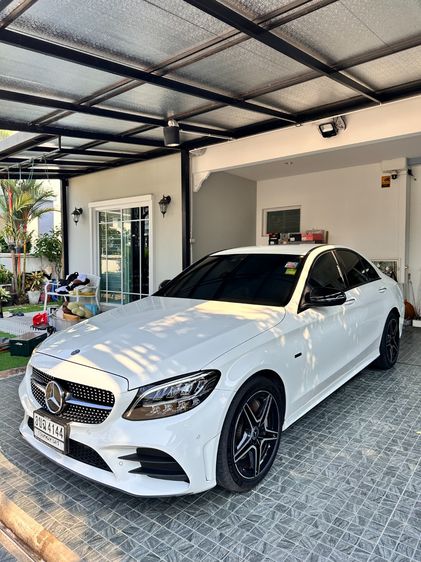 Mercedes-Benz C-Class 2021 C300e Sedan ปลั๊กอินไฮบริด (PHEV) เกียร์อัตโนมัติ ขาว รูปที่ 2