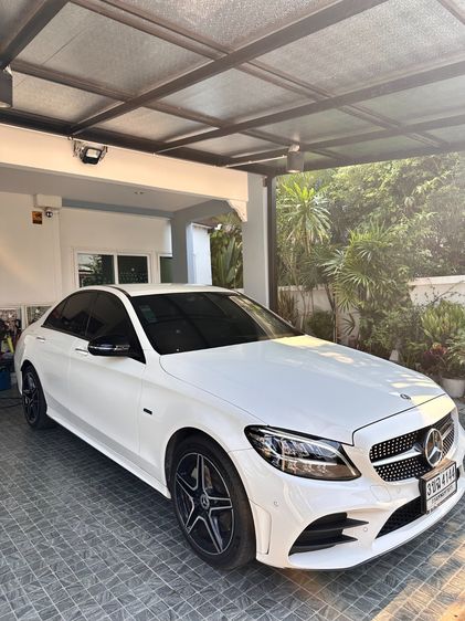 Mercedes-Benz C-Class 2021 C300e Sedan ปลั๊กอินไฮบริด (PHEV) เกียร์อัตโนมัติ ขาว รูปที่ 3