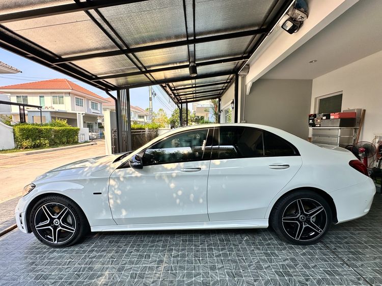 Mercedes-Benz C-Class 2021 C300e Sedan ปลั๊กอินไฮบริด (PHEV) เกียร์อัตโนมัติ ขาว รูปที่ 4