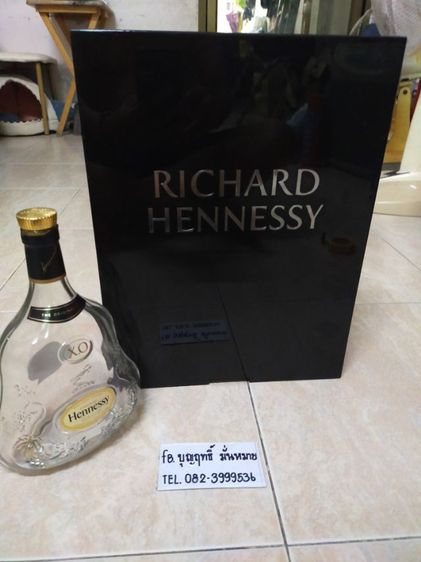 ขวด เปล่า กับ กล่องเป็นไม้ RICHARD HENNESSY หนัก อยู่คับ สภาพดีสวยๆน่าสะสม