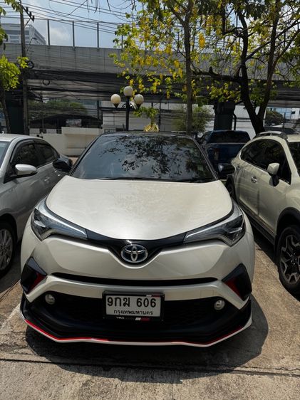 รถ Toyota C-HR 1.8 HV Mid สี ขาว