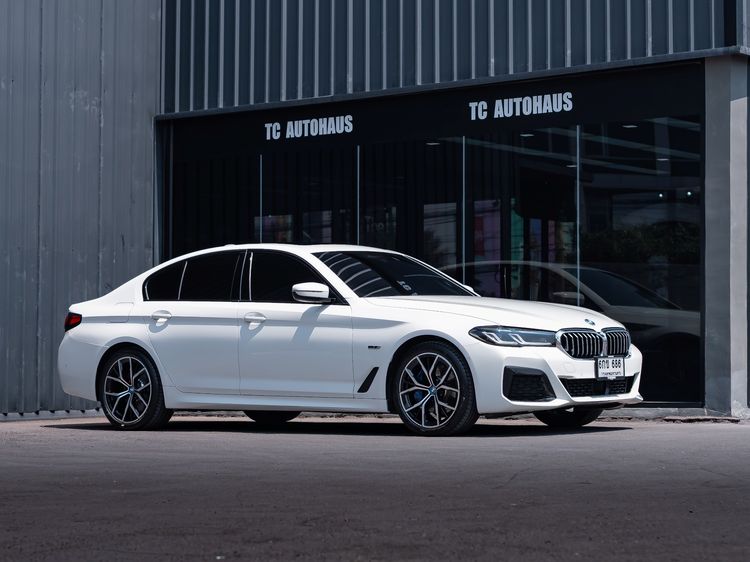 รถ BMW Series 5 530e สี ขาว