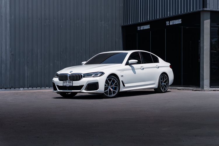 BMW Series 5 2022 530e Sedan ปลั๊กอินไฮบริด (PHEV) ไม่ติดแก๊ส เกียร์อัตโนมัติ ขาว รูปที่ 3