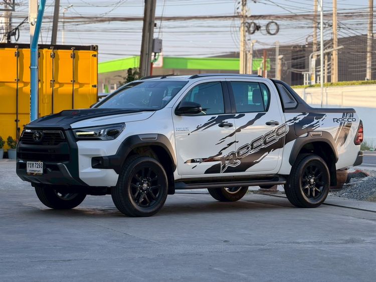 รถ Toyota Hilux Revo Double Cab Prerunner 2x4 2.4 Rocco สี ขาว