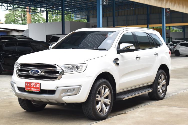 รถ Ford Everest 2.2 Titanium Plus สี ขาว