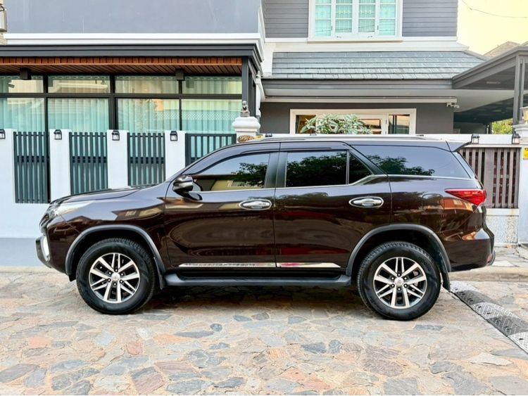 รถ Toyota Fortuner 2.8 V 4WD สี น้ำตาล