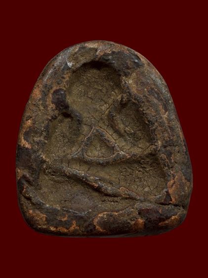 พระปิดตาหลังแบบ หลวงพ่อแก้ว วัดเครือวัลย์ ฝังตระกรุดทองคำ3ดอก เนื้อผงคลุกรัก รูปที่ 2